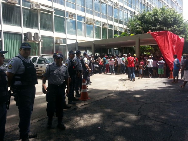 Polícia Militar acompanha o protesto (Foto: Alexandro Martello/G1)