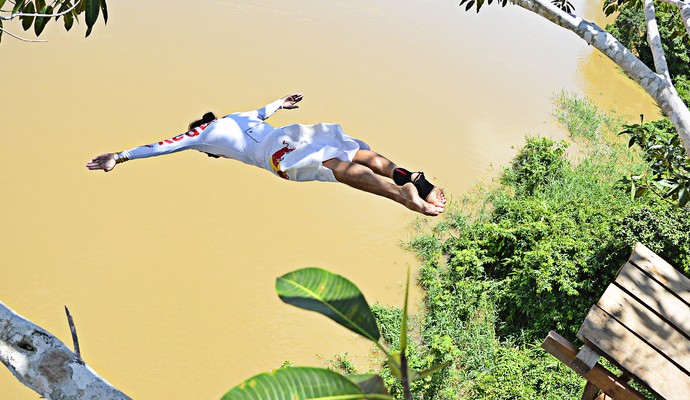 orlando duque salto no rio amazonas (Foto: Fabio Piva / Divulgação)