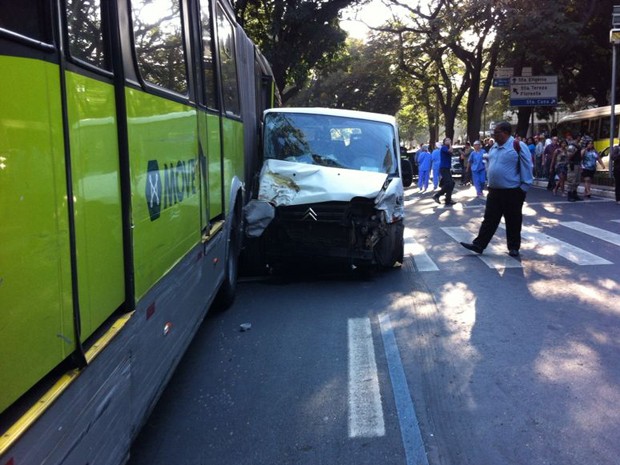 Ônibus do sistema Move bate em veículos (Foto: Ana Carolina Franco Santos / Arquivo pessoal) Ônibus do sistema Move bate em veículos (Foto: Ana Carolina Franco Santos / Arquivo pessoal)