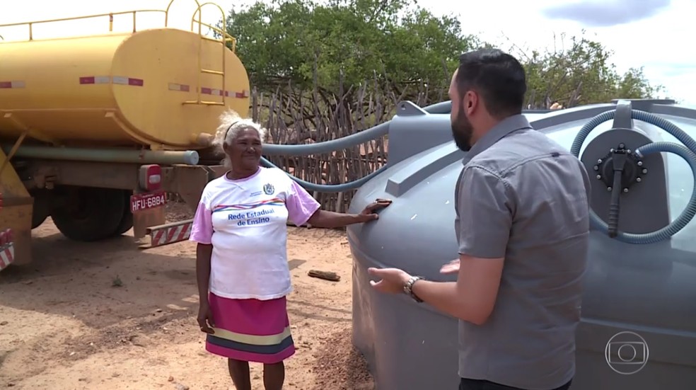 Rede de solidariedade arrecada água para ajudar quem sofre com a seca. (Foto: Reprodução/TV Grande Rio)