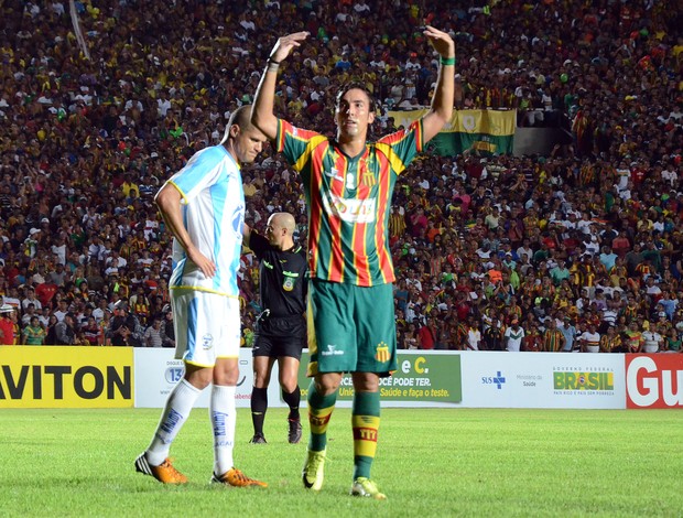 Lendro Kível comemora primeiro gol do Sampaio (Foto: Paulo de Tarso Jr./Imirante)