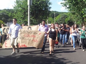 Estudantes em passeata pelo campus da UFSCar em São Carlos (Foto: Stefhanie Piovezan/G1)