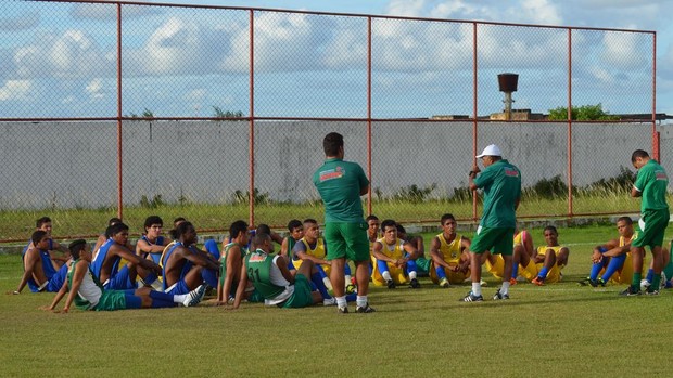 Técnico Edmilson Santos conversa com jogadores do Socorrense (Foto: João Áquila/GLOBOESPORTE.COM)