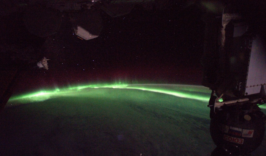 Nesta imagem, o astronauta disse que ficou resguardado em sua nave por dois dias, mas se surpreendeu ao olhar para fora (Foto: Thomas Pesquet/Twitter/Thom_astro)