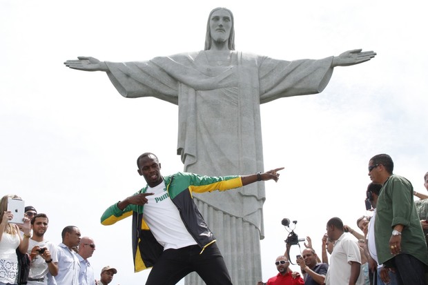 Isain Bolt no Cristo Redentor (Foto: Roberto Filho/AgNews)