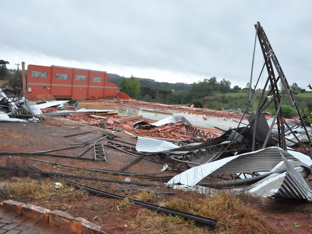 Rajadas de vento destruíram completamente um ginásio municipal de Tapejara (Foto: Divulgação/Prefeitura Tapejara)