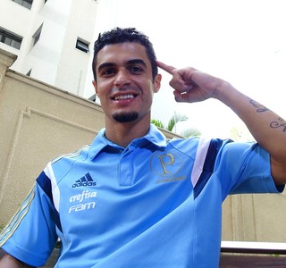 Contra má fase, Egídio aceitou toque até da arquibancada e cortou cabelo