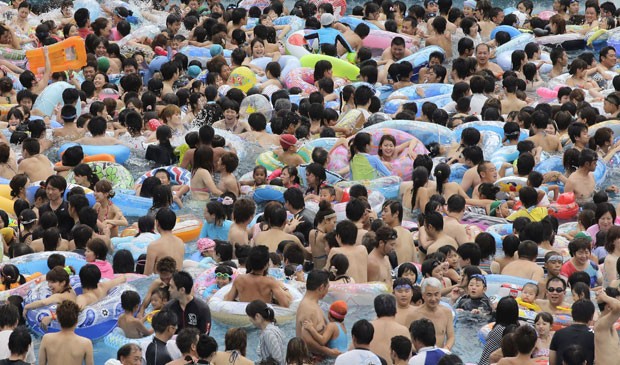 Japoneses superlotaram piscina  neste domingo (4) (Foto: Itsuo Inouye/ AP)