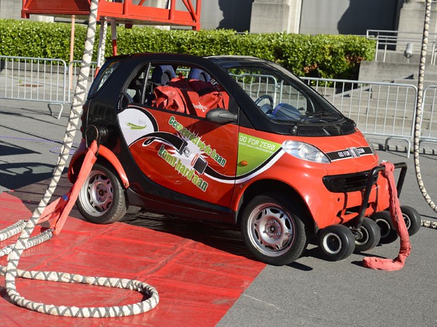 Carros pendurado por cordas alerta motoristas sobre uso de cinto de segurança (Foto: LAURIE DIEFFEMBACQ/AFP) Carros pendurado por cordas alerta motoristas sobre uso de cinto de segurança (Foto: LAURIE DIEFFEMBACQ/AFP)