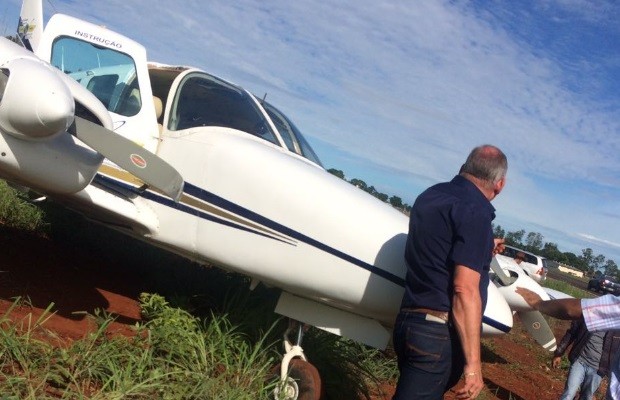 Avião de pequeno porte perde freio e sai da pista ao pousar em Goiânia, Goiás (Foto: Reprodução/TV Anhanguera)