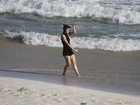 Sozinha, Maria Casadevall é clicada em praia do Rio fazendo passos de balé 