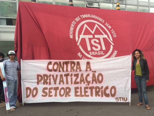 Faixas estendidas durante ocupação do Ministério de Minas e Energia, em Brasília, nesta terça (12) (Foto: Jéssica Nascimento/G1) Faixas estendidas durante ocupação do Ministério de Minas e Energia, em Brasília, nesta terça (12) (Foto: Jéssica Nascimento/G1)