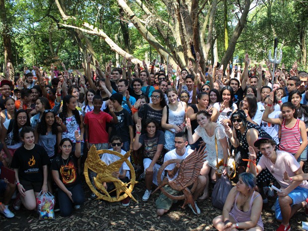 Fãs da saga 'Jogos vorazes' participaram de um encontro no Parque do Ibirapuera, na tarde deste domingo (10) (Foto: Divulgação) Fãs da saga 'Jogos vorazes' participaram de um encontro no Parque do Ibirapuera, na tarde deste domingo (10) (Foto: Divulgação)