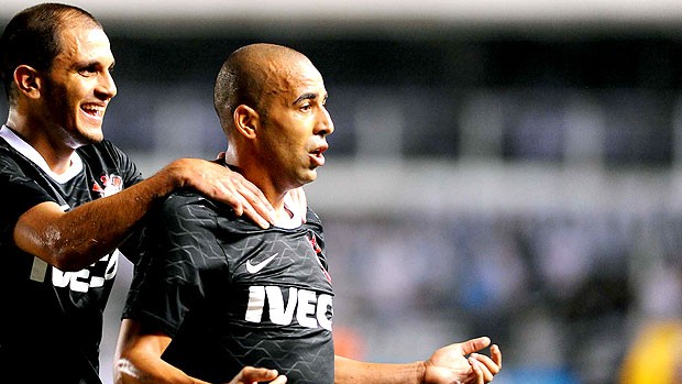 Emerson comemora gol do Corinthians contra o Santos (Foto: Marcos Ribolli / Globoesporte.com)