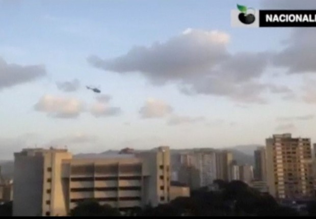 Um helicóptero da polícia sobrevoa prédio da Suprema Corte em Caracas, na Venezuela (Foto: Cortesia da Caraota Digital/Divulgação via REUTERS)