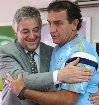 Cuca assina contrato com o Palmeiras (Foto: Fabio Menotti/Ag. Palmeiras/Divulgação) Cuca assina contrato com o Palmeiras (Foto: Fabio Menotti/Ag. Palmeiras/Divulgação)