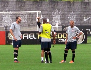 Danilo e Emerson no treino do Corinthians (Foto: Carlos Augusto Ferrari / Globoesporte.com)