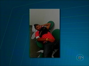 Por falta de leitos paciente ficou deitado em cadeiras (Foto: Reprodução/TV Grande Rio)