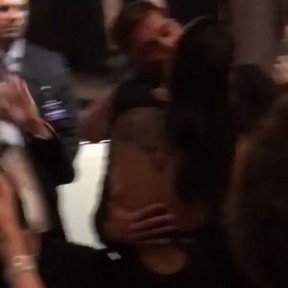Ricky Martin beija moça em evento em São Paulo (Foto: Instagram/ Reprodução)