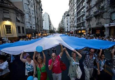 Manifestantes carregam uma bandeira gigante da Argentina em uma rua de Buenos Aires, durante protesto contra o governo de Cristina Kirchner, em 8 de novembro. A greve desta terça-feira (20) deve piorar ainda mais os índices de popularidade da presidente (Foto: Victor R. Caivano)