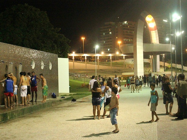 População aproveita a noite para se divertir no local (Foto: Mônica Dias/G1 AM)