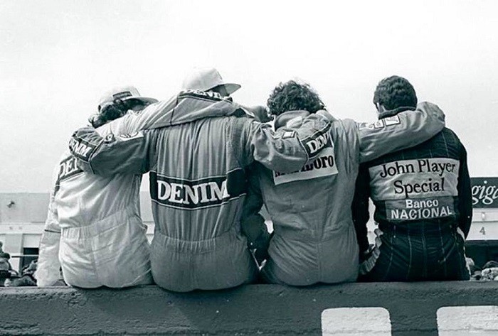 Foto histórica Senna, Prost, Mansell e Piquet (costas)