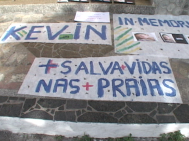 Manifestantes pediram mais segurança nas praias e lembraram caso do menino Kevin, que morreu afogado (Foto: Reprodução / TV Gazeta Sul)