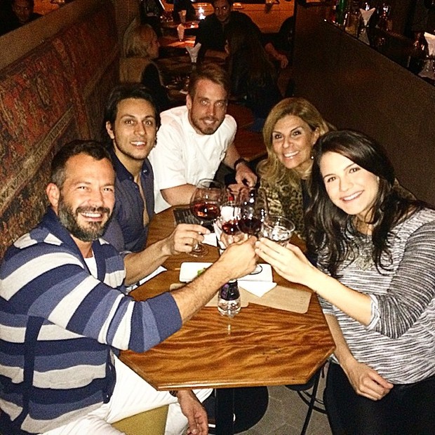 Malvino Salvador com a namorada, Kyra Gracie, e amigos em restaurante em São Paulo (Foto: Instagram/ Reprodução)