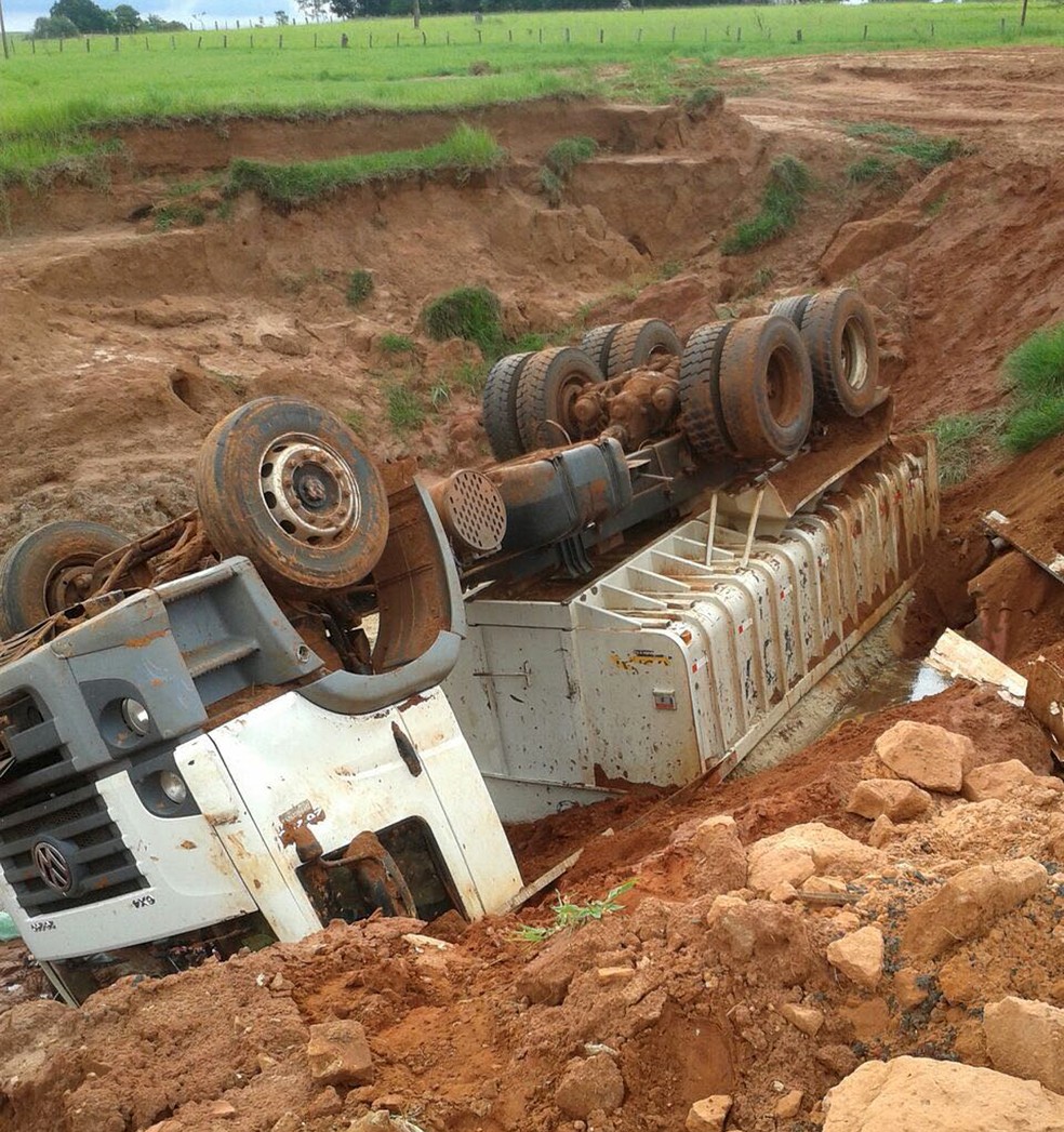 Acidente foi na tarde desta terça-feira (16), em Piquerobi (Foto: Claudinei Cabral/Cedida)