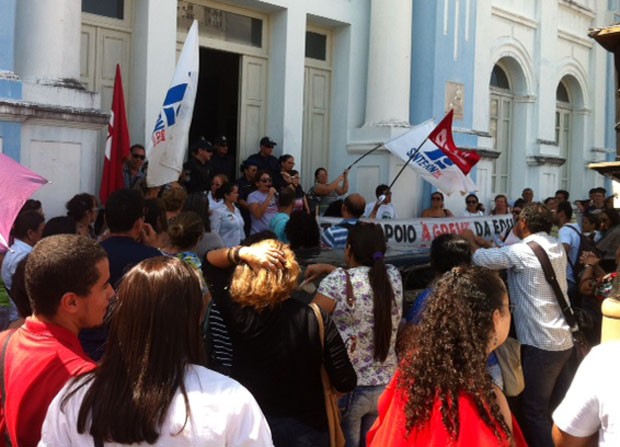 Após a assembleia, professores seguiram em caminhada até a sede prefeitura  (Foto: Fernanda Zauli/G1)