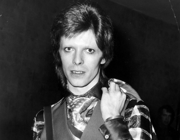 Uma das grandes influências de Lady Gaga, David Bowie também previu que seria famoso. Pelo menos é o que sustenta o jornalista e biógrafo Peter Doggett no livro 'O Homem que Vendeu o Mundo — David Bowie e os Anos 70'. Na obra, o autor diz que "o camaleão" passou a década de 60 planejando boa parte dos tipos que encarnaria na fase seguinte, prevendo a adesão do grande público a suas mutações no palco. Bingo, Bowie! (Foto: Getty Images)