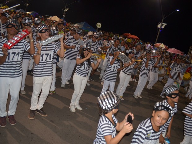 Bateria da Pulga foi com fantasia de ladrão para criticar a &quot;roubalheira&quot; no país (Foto: Karla Lima/G1)