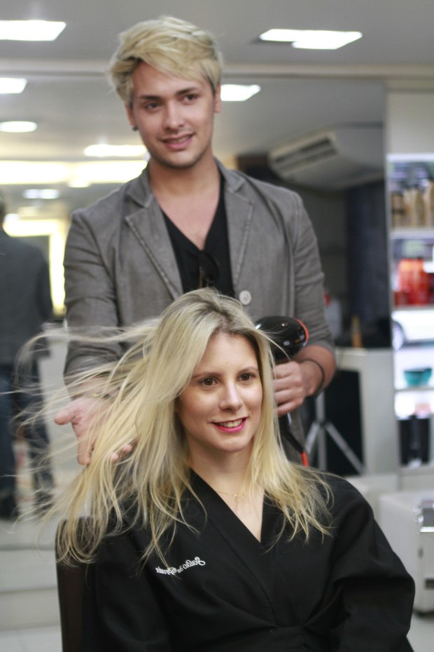 Evelyn Montesano e o hairstylist Guerreiro em ação (Foto: Isac Luz/EGO)