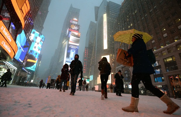 A Times Square, nos Estados Unidos, ficou repleta de neve nesta terça-feira (21).  (Foto: Stan Honda/AFP)