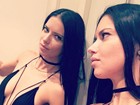 Adriana Lima posa decotada para selfie e chovem elogios