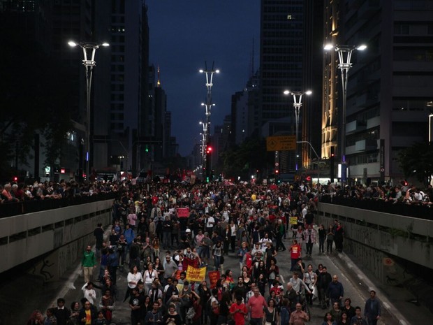 Manifestantes saem da Avenida Paulista em direção ao Largo da Batata neste domingo (Foto: Fábio Tito/G1)