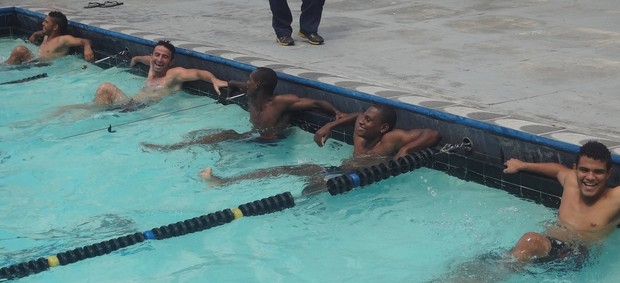 Titulares fizeram um treino recreativo na piscina (Foto: Gustavo Pêna)