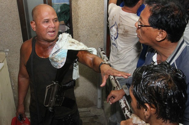 Militar filipino exploca como sobreviveu ao naufrágio nesta sexta-feira (16) (Foto: AP)