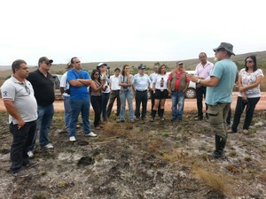 Ambientalistas fizeram visita oficial à nascente que secou na Serra da Canastra (Foto: Anna Lúcia Silva/G1)