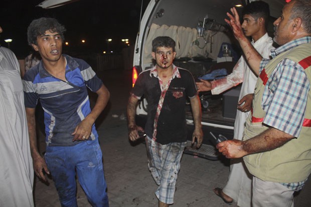 Homens se feriram no ataque em Nasiriyah, no Iraque (Foto: Reuters/Stringer)