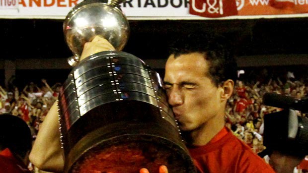 Leandro Damião Internacional beija taça Libertadores (Foto: EFE)