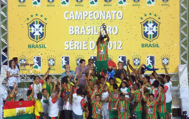 Sampaio comemora a conquista da Série D de 2012 (Foto: Bruno Alves)