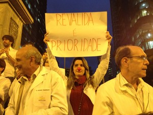 Revalida é prioridade, diz cartaz em BH (Foto: Raquel Freitas/G1)