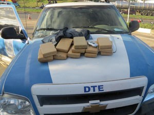 13 tabletes de maconha foram apreendidos na quinta-feira (Foto: Divulgação/Polícia Civil ) 13 tabletes de maconha foram apreendidos na quinta-feira (Foto: Divulgação/Polícia Civil )