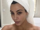 Kim Kardashian faz selfie com toalha na cabeça após banho