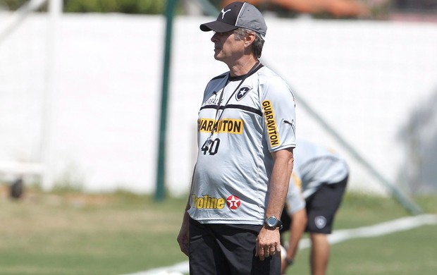 Oswaldo de Oliveira no treino do Botafigo (Foto: Jorge William / Ag. O Globo)