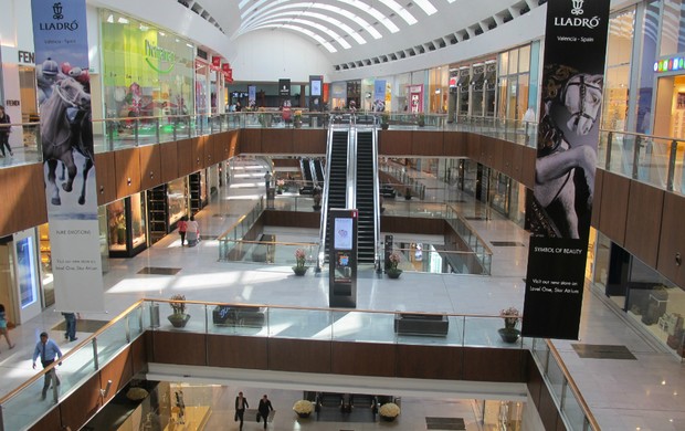 Jogadores do Corinthians no Dubai Mall, o maior shopping do mundo (Foto: Carlos Ferrari / Globoesporte.com) Jogadores do Corinthians no Dubai Mall, o maior shopping do mundo (Foto: Carlos Ferrari / Globoesporte.com)