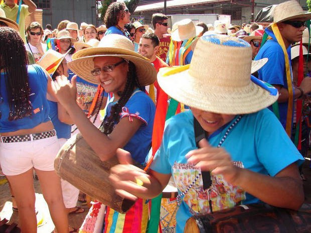 Lucelle Nascimento tocando "barrica", um tipo de tambor pendurado no ombro (Foto: Arquivo Pessoal)