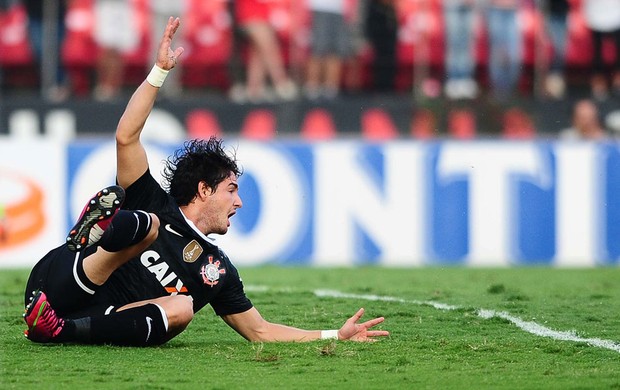 Pato pênalti Corinthians contra São Paulo (Foto: Marcos Ribolli / Globoesporte.com)