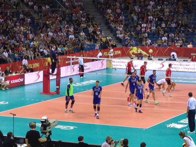 Jogador de vôlei quebra o dedo, e ponta entra improvisado como líbero (Foto: Reprodução/Twitter)